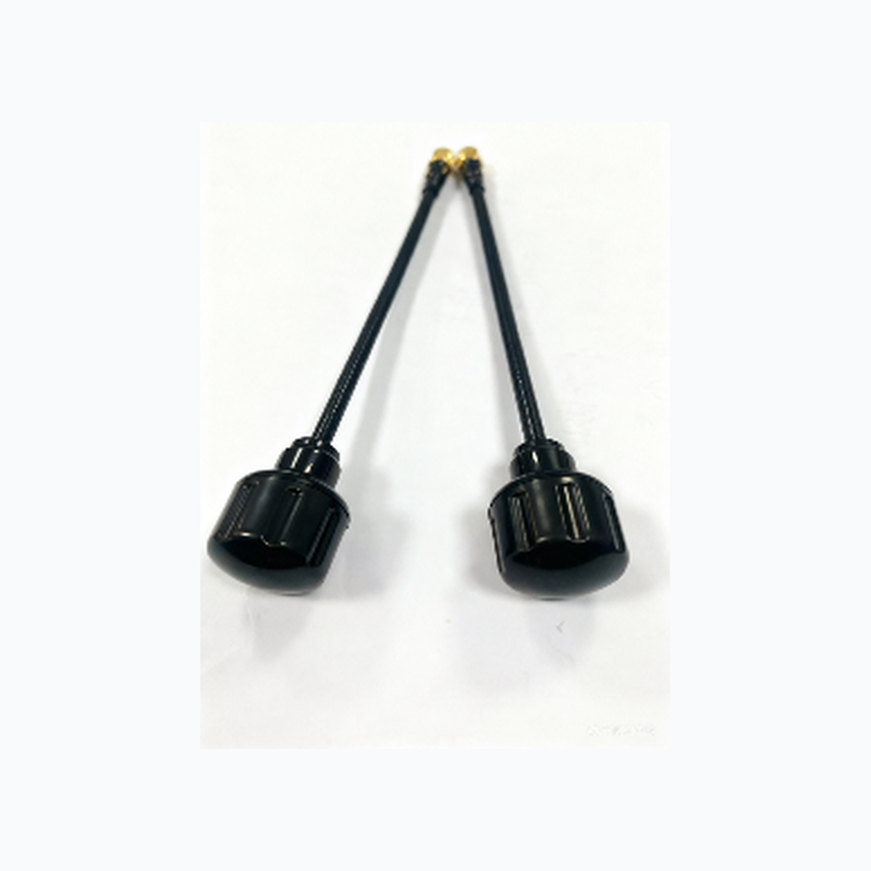 YC-A-COM-0047 | 4.9–8.0 GHz 竖纹罩体带线通信天线实物图